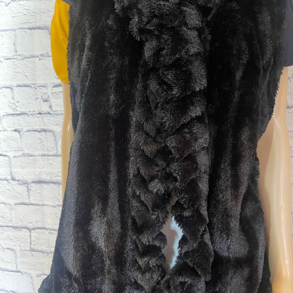 New directions Black Faux Fur Vest Size L Super Soft Button Closure Ruffle Lined - Picture 12 of 16